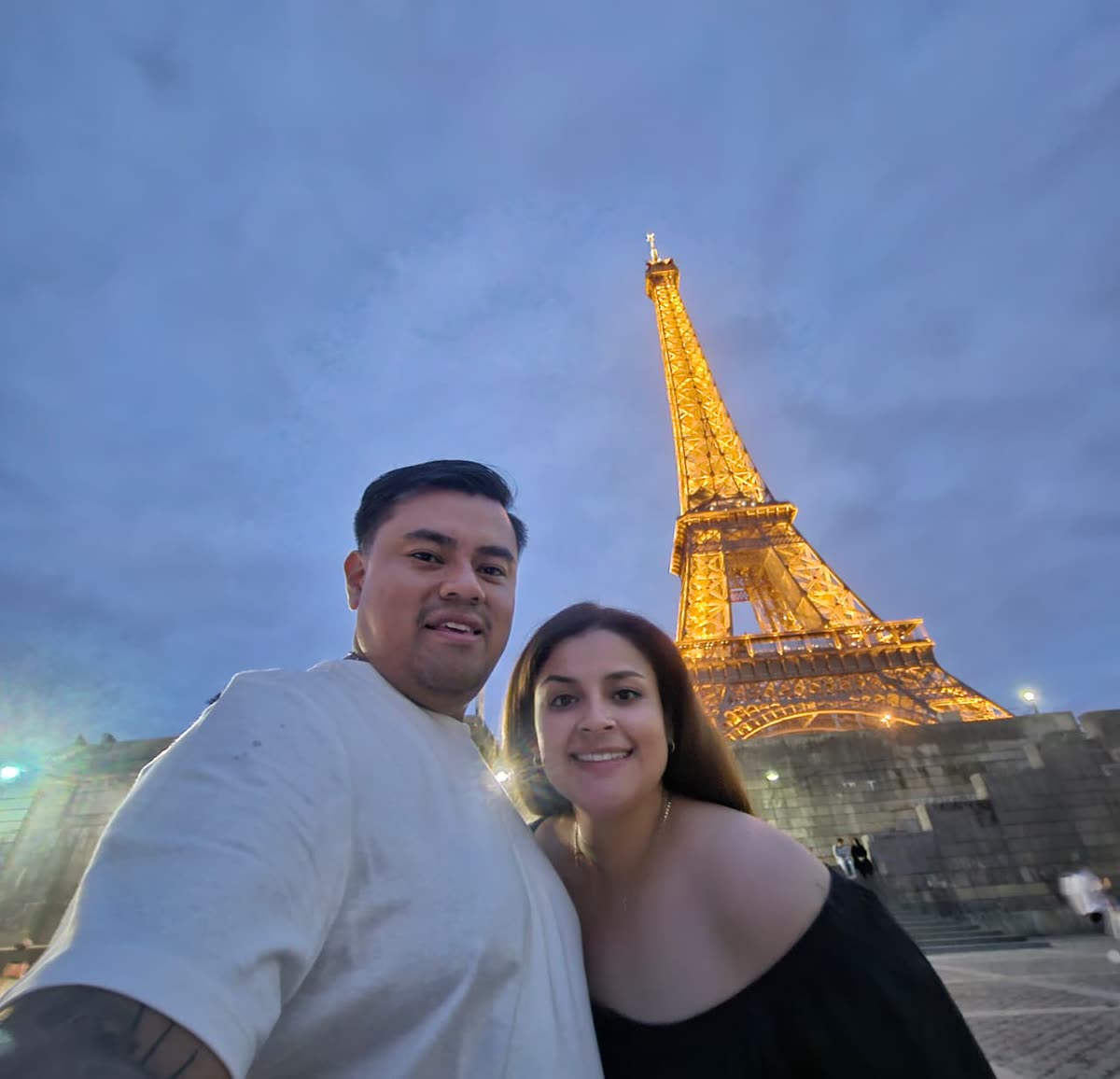 Álvaro y Tiffany sonriendo juntos con la Torre Eiffel de fondo